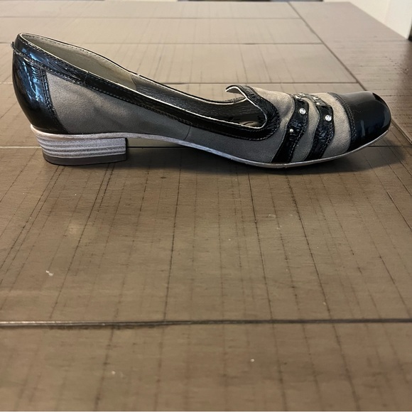 Un Tour en Ville made in Paris France Grey Black Leather Slip-on heel Flats EU40 - Picture 2 of 11